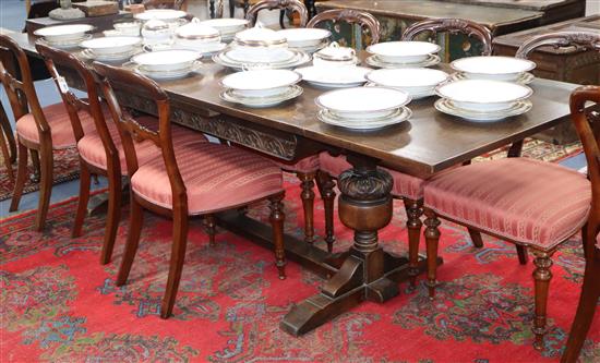 An oak drawleaf dining table 274cm extended